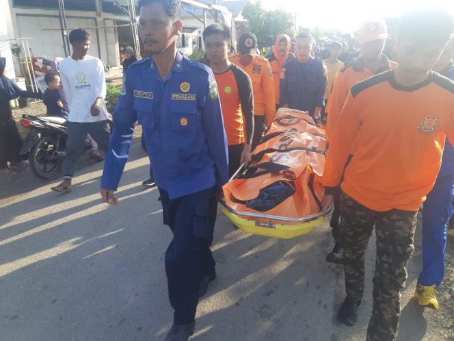 
 Tim SAR Gabungan Evakuasi Korban Meninggal di Perairan Ponrang Selatan