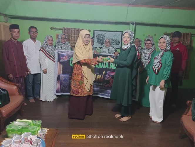 
 Sejuta Al-Qur’an IKA 588, Serahkan Puluhan Al-Qur’an di Masjid Aisyiyah Takalar