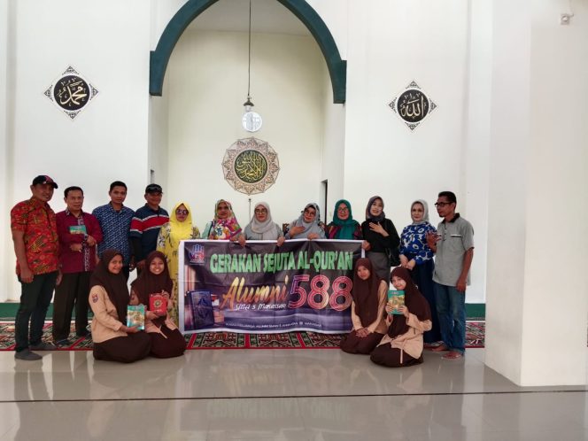 
 IKA 588 Serahkan Alqur’an di SMK4 Makassar