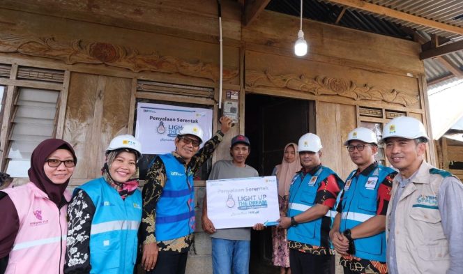
 Program Donasi Insan PLN UID Sulselrabar dan Icon Plus Bantu Nyalakan Sambungan Listrik 219 Rumah