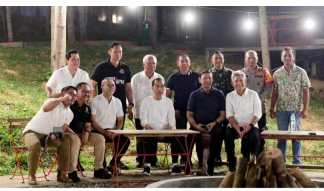 
 Saat Presiden Jokowi Nikmati Malam di IKN Bersama Para Menteri 