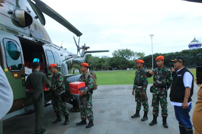 
 TNI AU Melaksanakan Pendistribusian Bantuan Korban Banjir di Luwu 