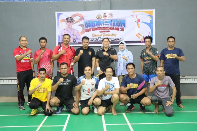 
 Kapolres Sidrap Juara 1 Turnamen Badminton Internal HUT Bhayangkara Ke-78