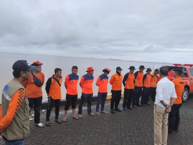 
 Basarnas Cari ABK KMN Cahaya Madinah yang Terjatuh di Muara Sungai Tangka Sinjai