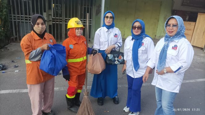 
 IKA 588 Kerja Bareng Yayasan MAC, Berbagi Sembako untuk Dhuafa