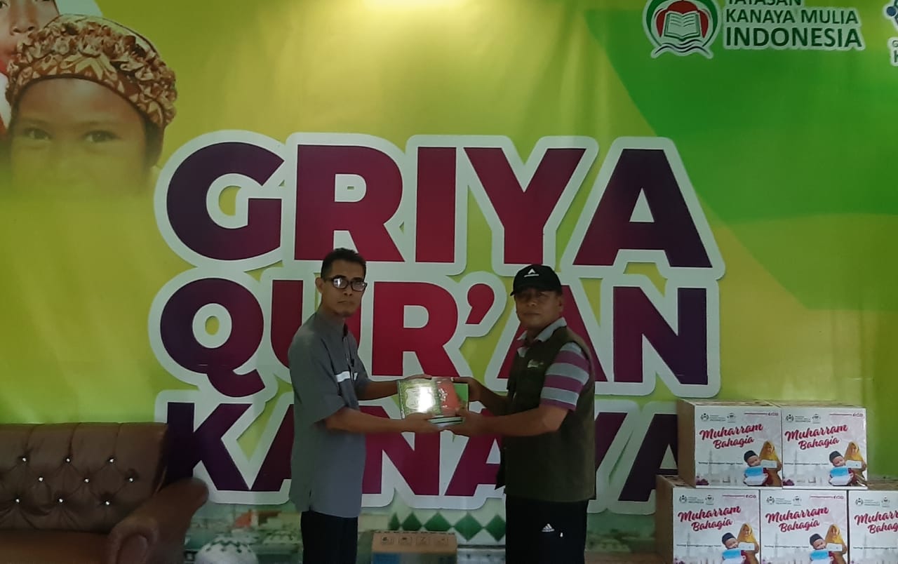 ( Ketua Bidang Kerohanian, Subhan Memberikan Al-Qur'an kepada Pembina Pondok Tahfidz)