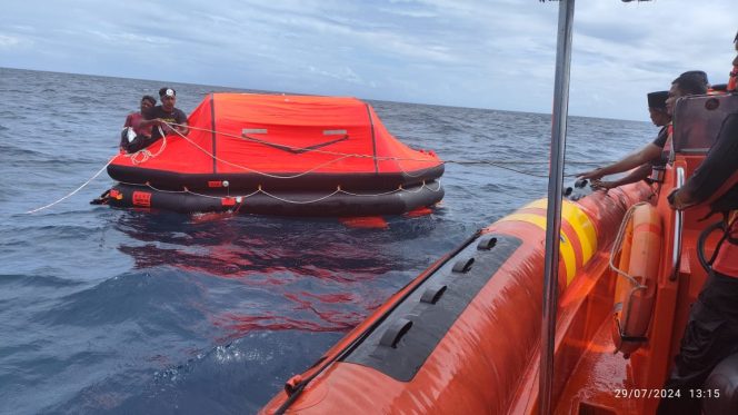 
 Tim SAR berhasil Evakuasi Dua Abk KM Banawa di Perairan Selayar