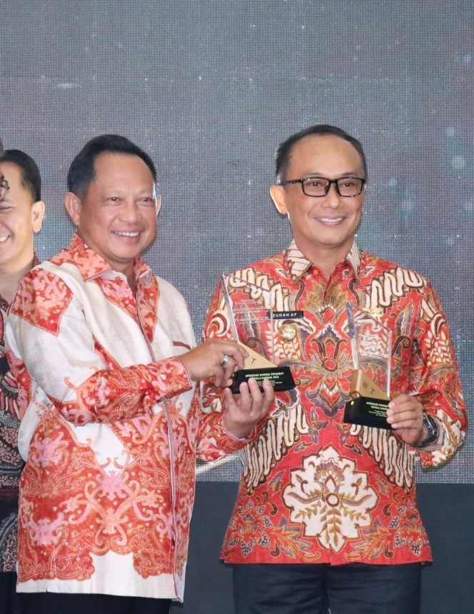 
 Prof Zudan Sabet Penghargaan Pj Gubernur Terbaik dari Mendagri