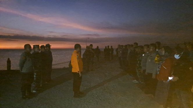 
 Tim SAR Gabungan Berhasil Evakuasi 31 Wisatawan di Pulau Sanrobengi Takalar