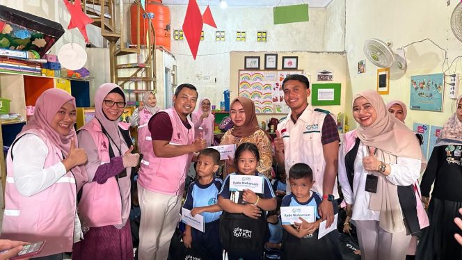 
 Jelang Hari Kemerdekaan Indonesia, Srikandi dan YBM PLN Berbagi Kebahagiaan kepada Anak-Anak Sokola Pesisir