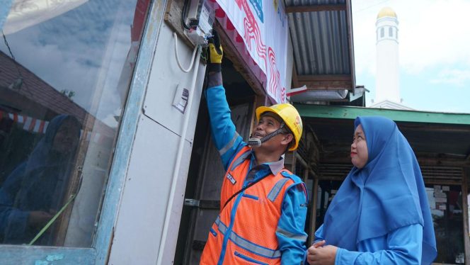 
 Rayakan HUT RI Ke-79, Donasi Pegawai PLN Nyalakan 7.357 Listrik Gratis bagi Keluarga Kurang Mampu
