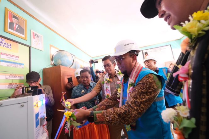 
 Hadir di Hari Kemerdekaan, Warga Tiga Pulau di Pangkep Kini Nikmati Listrik Hijau dari PLN