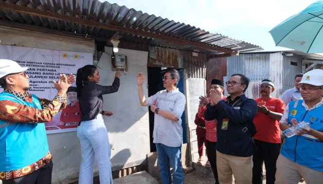 
 145 Warga Prasejahtera di Makassar Dapat Sambungan Listrik PLN Gratis