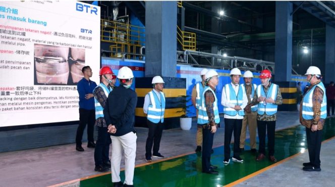 
 Presiden Joko Widodo Resmikan Pabrik Bahan Anoda Baterai Litium di KEK Kendal