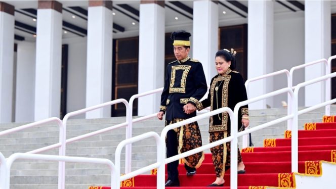
 Pimpin Upacara di IKN, Presiden Jokowi Kenakan Baju Adat Nusantara Terinspirasi Kesultanan Kutai Kartanegara