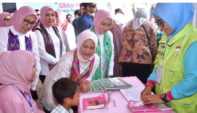 
 Kunjungan ke Posyandu, Ibu Iriana dan Ibu Wury Tinjau Program Vaksin untuk Anak