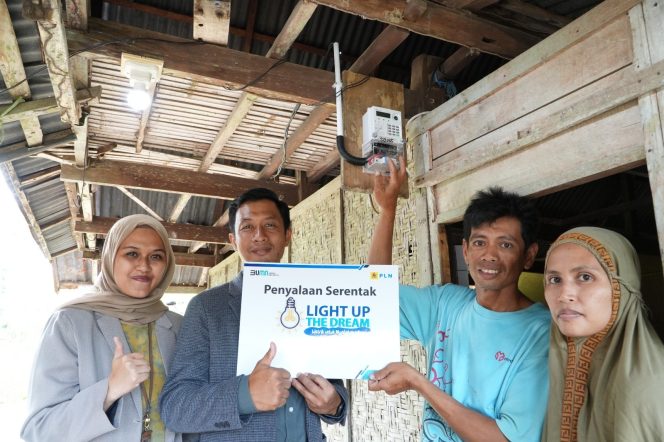 
 Melalui Program Light Up The Dream, PLN Nyalakan Mimpi Masyarakat 