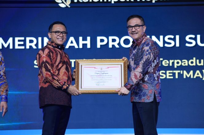 
 Pemprov Sulsel Raih Dua Penghargaan Pelayanan Publik dari KemenPAN RB