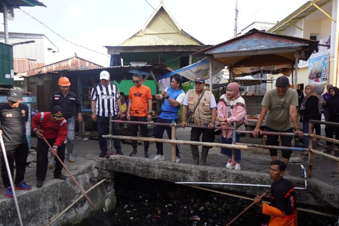 
 Camat Ujungtanah Pimpin Aksi Bersih bersih kanal Cambayya