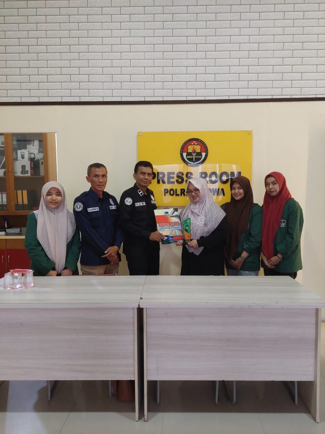 
 Mahasiswi PKL Ilmu Komunikasi UMI Serahkan Plakat dan Sertifikat ke Seksi Humas Polres Gowa