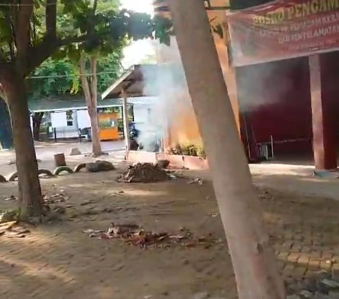 
 Asap pembakaran sampah sangat menganggu peolahraga di Alun – alun Dg Sibali Takalar