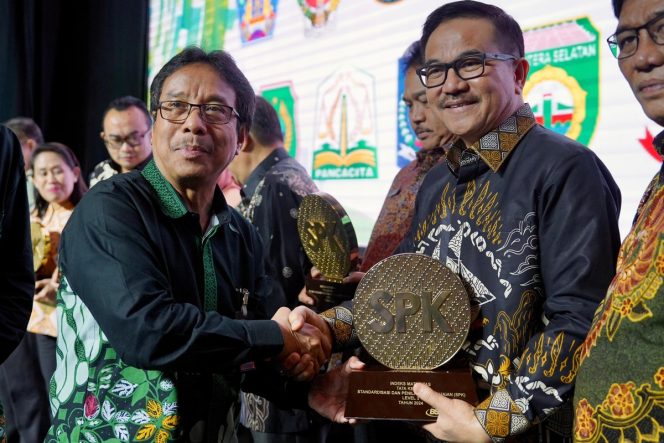 
 Pemprov Sulsel Raih Penghargaan Indeks Maturitas Tata Kelola SPK dari BSN