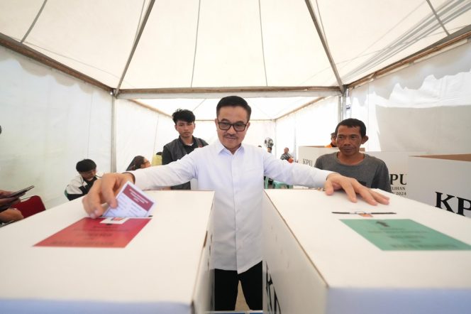 
 Mencoblos di TPS 12, Sekda Sulsel Jufri Rahman: Mari Jaga Pilkada ini Berjalan Lancar dan Aman