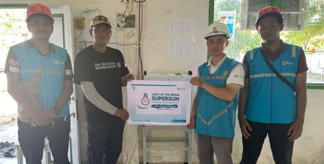 
 Momen Hari Pahlawan, Donasi Insan PLN Listriki 100% Pulau Katindoang dengan Energi Bersih