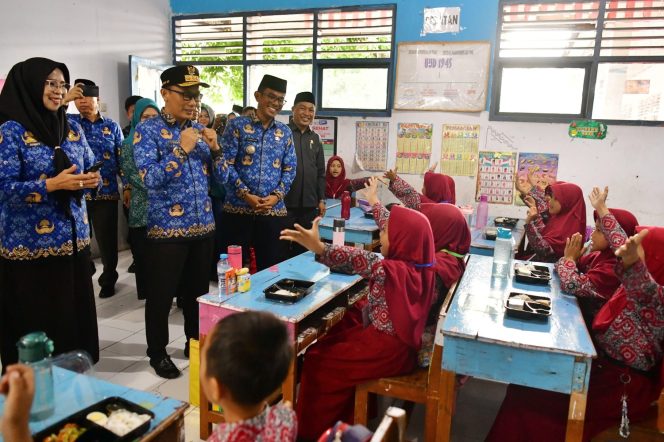 
 Pj Gubernur Sulsel Simulasi Makan Siang Bergizi Gratis di Takalar