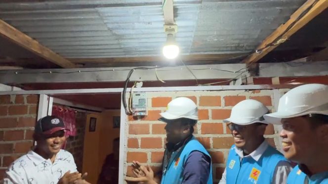 
 Kado Akhir Tahun yang Indah, Masyarakat Kepulauan Batu Atas Kini Nikmati Listrik dari PLN