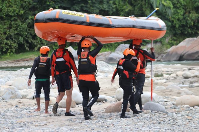 
 Kantor Pencarian Dan Pertolongan Makassar mengelar Latihan Beregu arus deras bagi Rescuer Kantor SAR Makassar