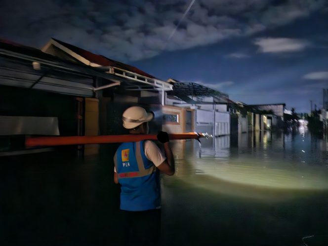 
 Banjir Mulai Surut, PLN Tanggap Pulihkan Pasokan Pasokan Listrik di Kota Makassar