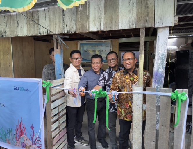 
 Tingkatkan Ekonomi Masyarakat Kawasan Pesisir, PLN Luncurkan Program TJSL Pengembangan Furniture Daur Ulang Sampah Plastik