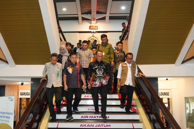 
 Akui Kantor Gubernur Sulsel Keren, Menko PKM Pratikno : Foto Yuk, Keren Ini!