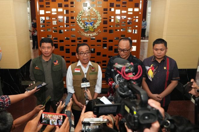 
 Menko PMK Pratikno Serahkan Bantuan Rp14,4 Miliar untuk Penanganan Bencana di Sulsel