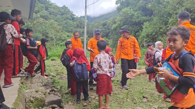 
 Menyambut HUT ke-53, Basarnas Makassar beri bantuan ke sekolah di pedalaman