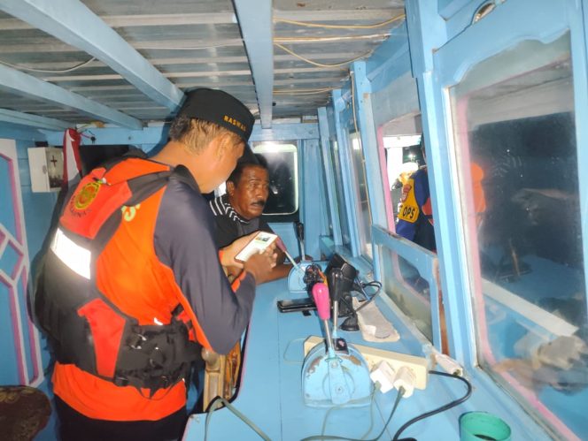 
 18 Penumpang KM Nuraini GT50 berhasil  di Evakuasi Tim SAR setelah terombang-ambing di laut