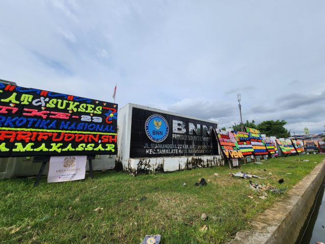 
 Kantor BNNP Sulsel Dipenuhi Karangan Bunga, Ada Apa?