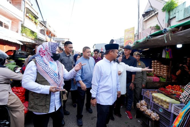 
 Gubernur Bersama Wagub Pantau Harga Sembako di Pasar Terong