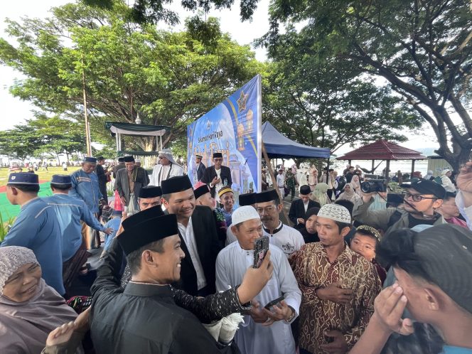 
 Momen Ketika Bupati Bantaeng Diajak Selfi Jemaah Salat Id di Lapangan Seruni