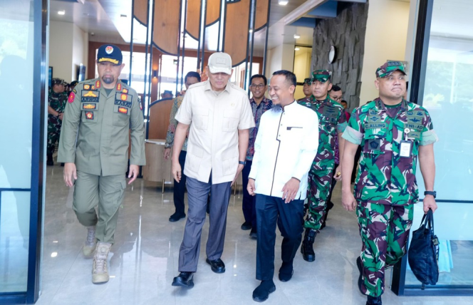 
 Gubernur Andi Sudirman Sulaiman Sambut Kedatangan Menteri Pertahanan di Sulsel