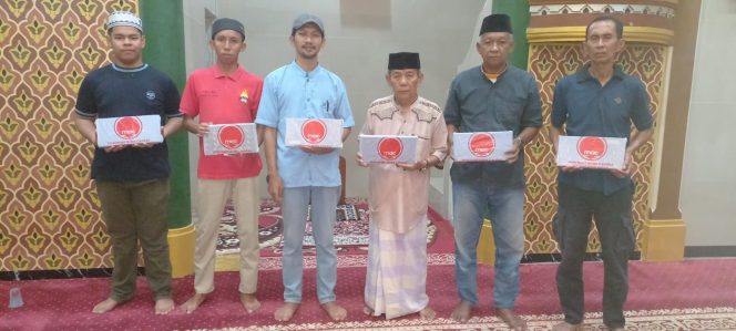 
 Di Penghujung Ramadhan, Yayasan Marwan Aras Center (MAC) Kembali Berbagi Bingkisan untuk Warga dan Jamaah