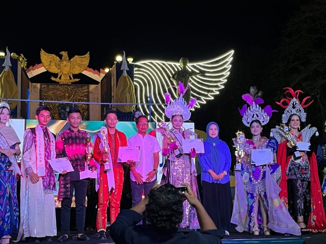 
 Armada Arfan, Mahasiswa STIMI YAPMI Makassar Raih Juara I Fashion Wastra 2026 di Sidrap
